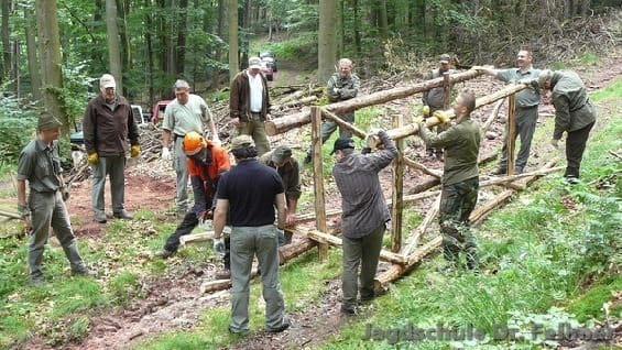 Unsere Teilnehmer bauen eine Jagdaufseher-Hütte auf.